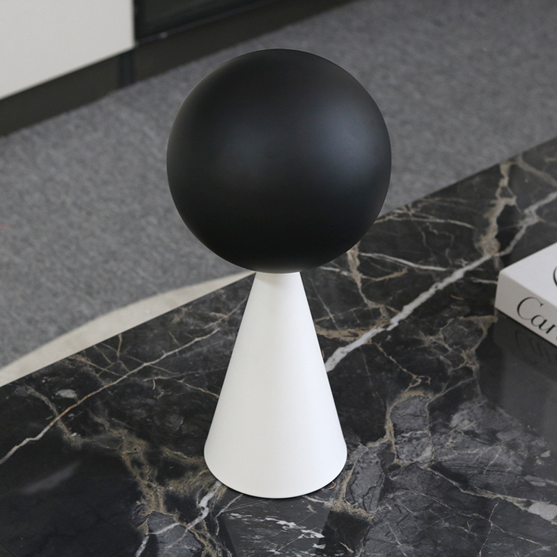 B&W Cone Ball